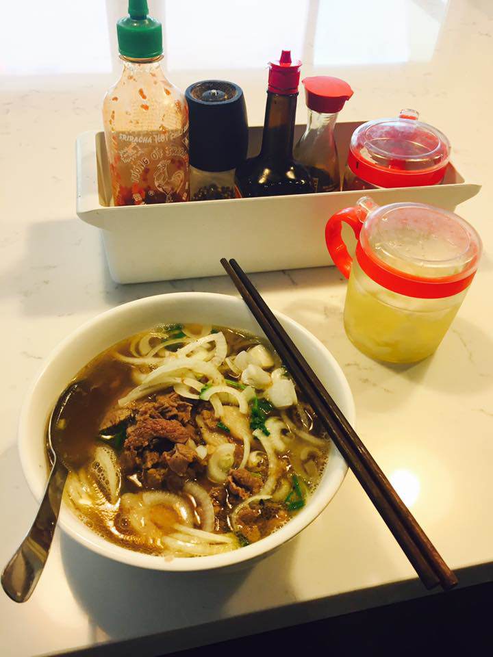 Mẹ ruột nổi tiếng của Bằng Kiều được khen nấu phở "ngon nhất thế giới", chồng cũ Thu Phương "oánh" liền 2 bát - 5