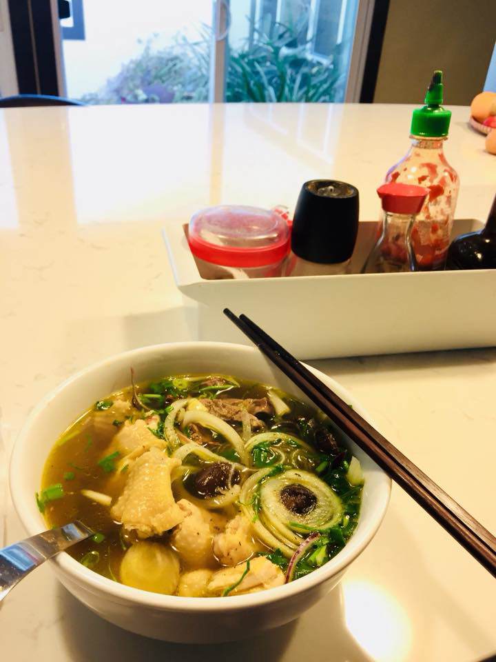 Mẹ ruột nổi tiếng của Bằng Kiều được khen nấu phở "ngon nhất thế giới", chồng cũ Thu Phương "oánh" liền 2 bát - 9