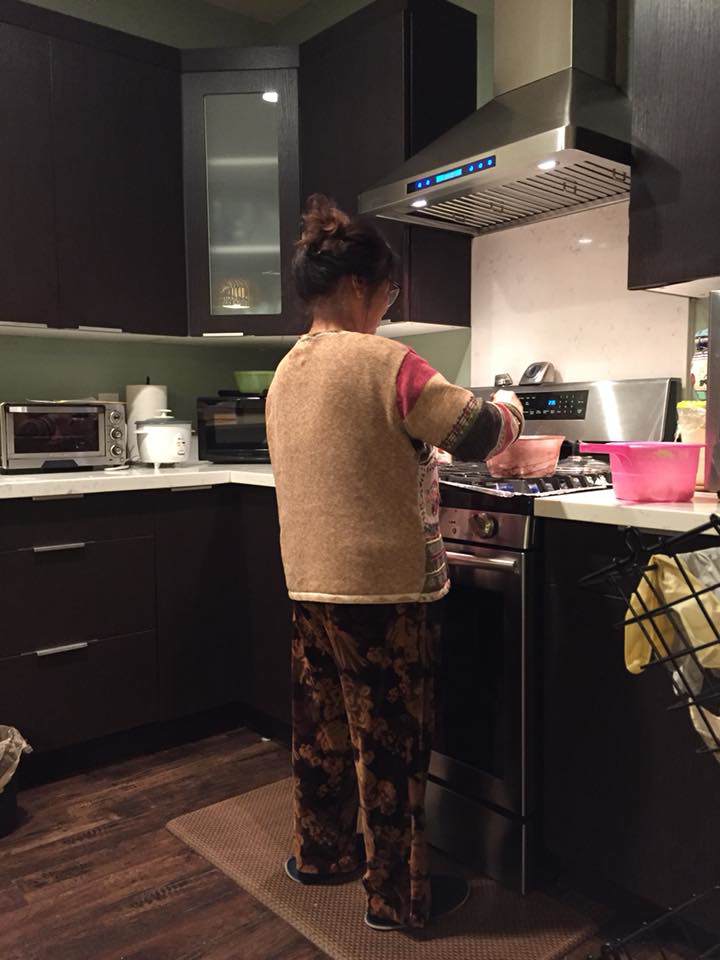 Mẹ ruột nổi tiếng của Bằng Kiều được khen nấu phở "ngon nhất thế giới", chồng cũ Thu Phương "oánh" liền 2 bát - 8