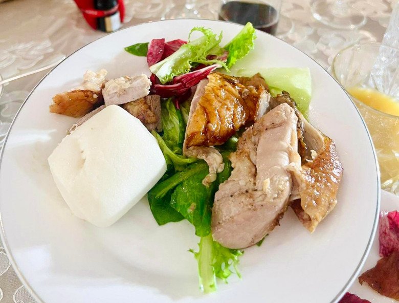 Từng bị chê là "hoa hậu xấu nhất Việt Nam" giờ Lê Âu Ngân Anh lấy MC điển trai, thực đơn tiệc cưới gây bất ngờ - 5