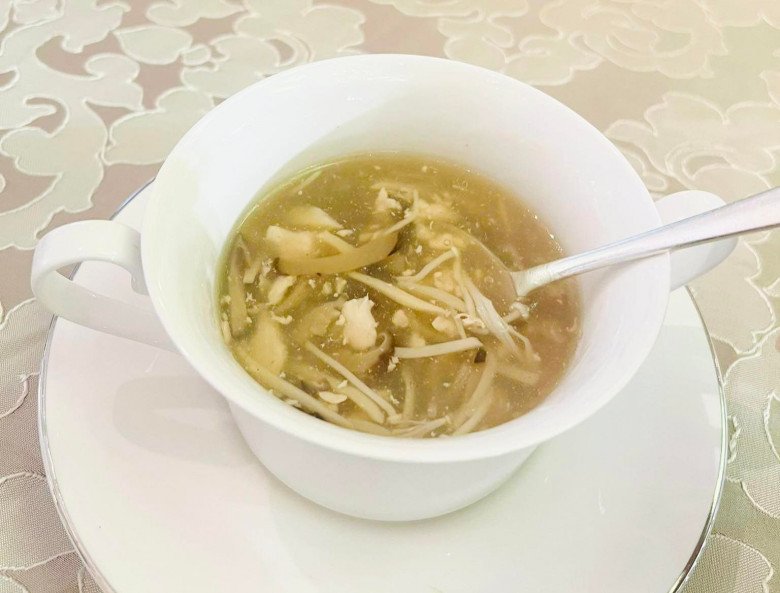 Từng bị chê là "hoa hậu xấu nhất Việt Nam" giờ Lê Âu Ngân Anh lấy MC điển trai, thực đơn tiệc cưới gây bất ngờ - 4