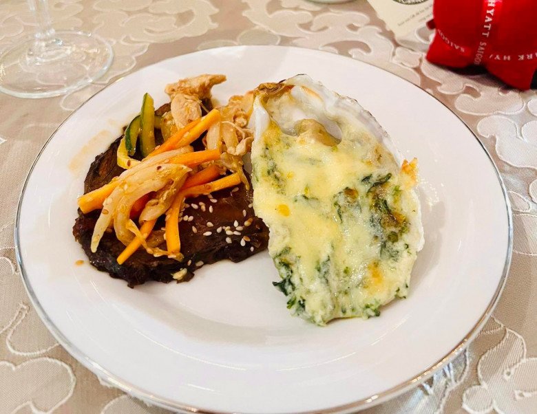 Từng bị chê là "hoa hậu xấu nhất Việt Nam" giờ Lê Âu Ngân Anh lấy MC điển trai, thực đơn tiệc cưới gây bất ngờ - 3