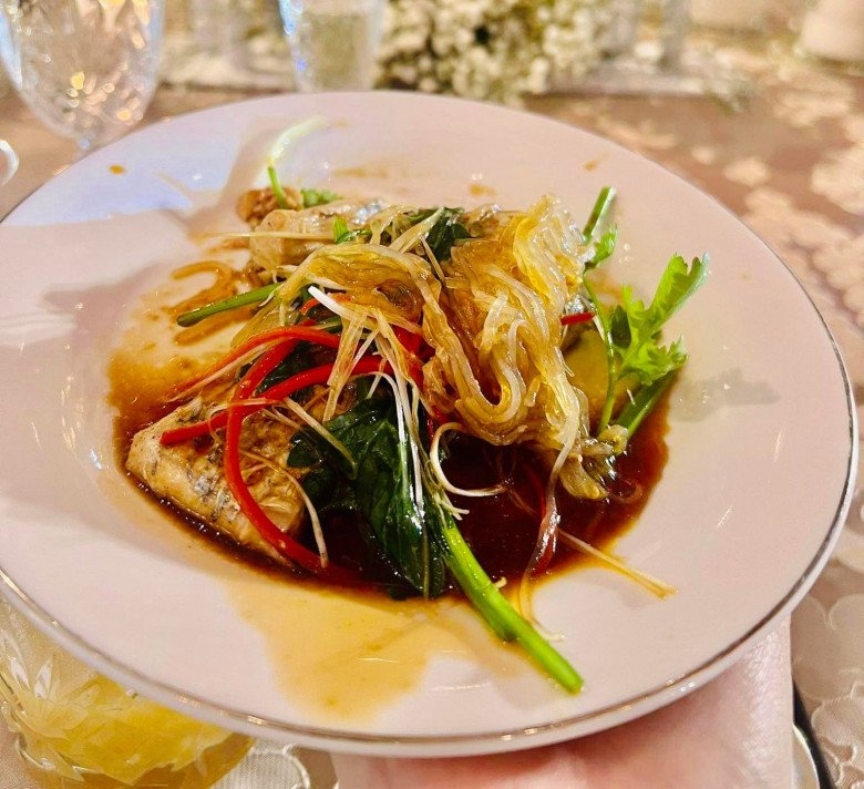 Từng bị chê là "hoa hậu xấu nhất Việt Nam" giờ Lê Âu Ngân Anh lấy MC điển trai, thực đơn tiệc cưới gây bất ngờ - 6