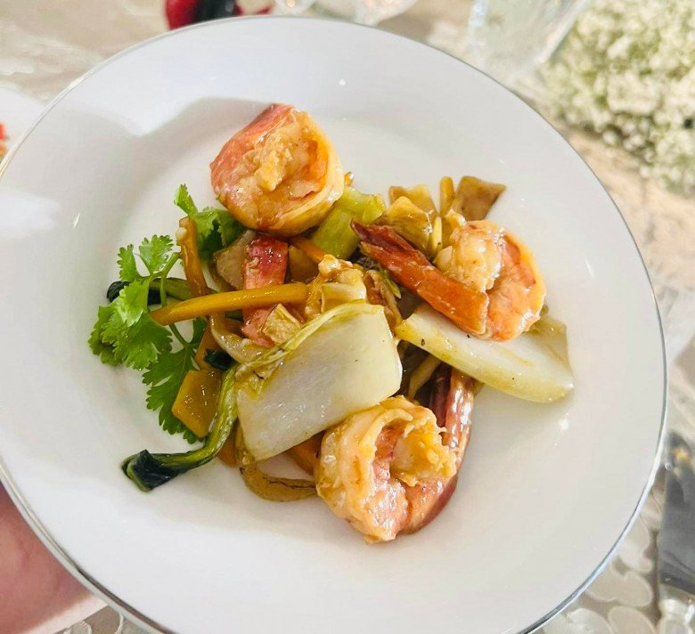 Từng bị chê là "hoa hậu xấu nhất Việt Nam" giờ Lê Âu Ngân Anh lấy MC điển trai, thực đơn tiệc cưới gây bất ngờ - 7