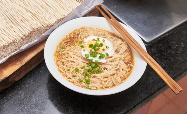 Nấu mì đừng thả ngay vào nồi nước sôi, thêm 2 bước này sợi mì không dính hay vón cục, mềm dai - 3