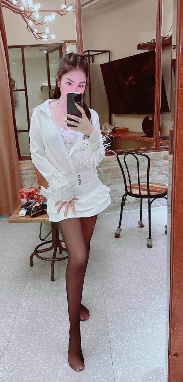 Đẻ 3 con với vua nhạc miền Tây, gái đẹp lai Hàn dáng đẹp “ná thở”, chồng cưng hơn trứng - 4