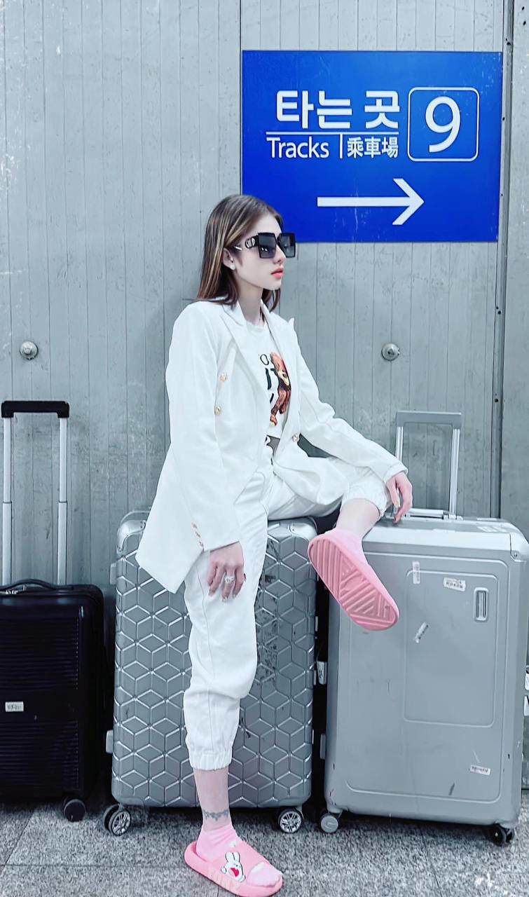 Đẻ 3 con với vua nhạc miền Tây, gái đẹp lai Hàn dáng đẹp “ná thở”, chồng cưng hơn trứng - 8