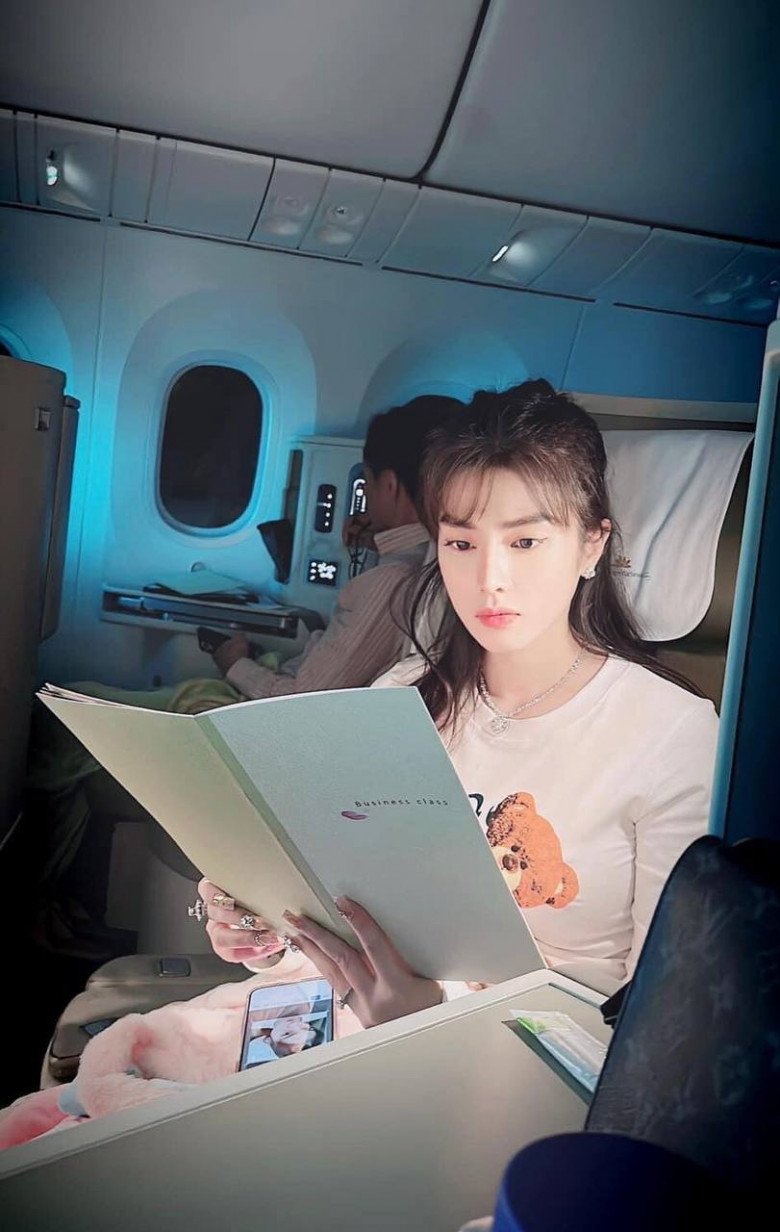 Đẻ 3 con với vua nhạc miền Tây, gái đẹp lai Hàn dáng đẹp “ná thở”, chồng cưng hơn trứng - 9