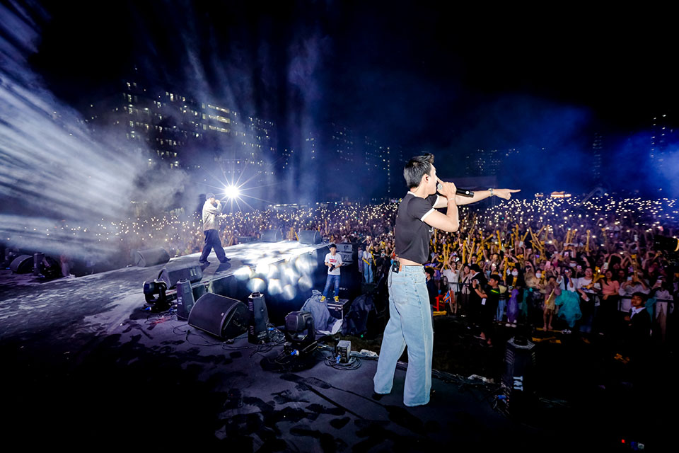 HIEUTHUHAI diện áo crop-top gây &#34;náo loạn&#34; làng đại học cùng 40.000 sinh viên - 7