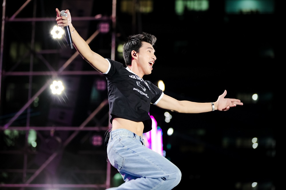 HIEUTHUHAI diện áo crop-top gây &#34;náo loạn&#34; làng đại học cùng 40.000 sinh viên - 6