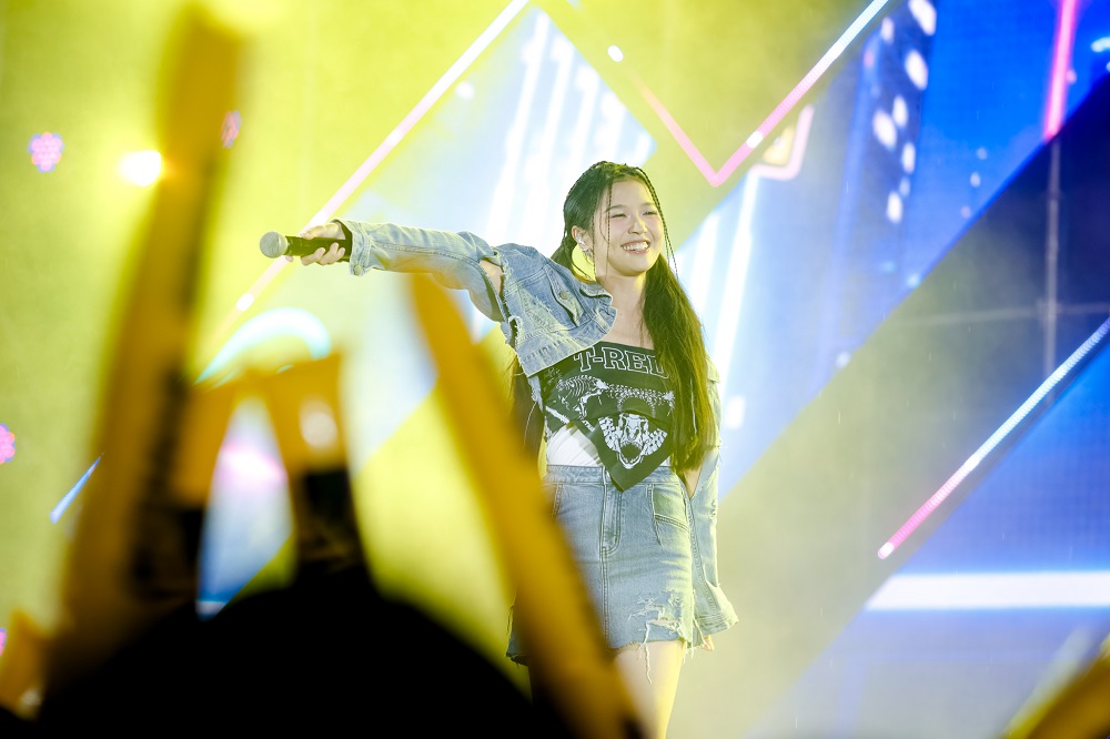 HIEUTHUHAI diện áo crop-top gây &#34;náo loạn&#34; làng đại học cùng 40.000 sinh viên - 3