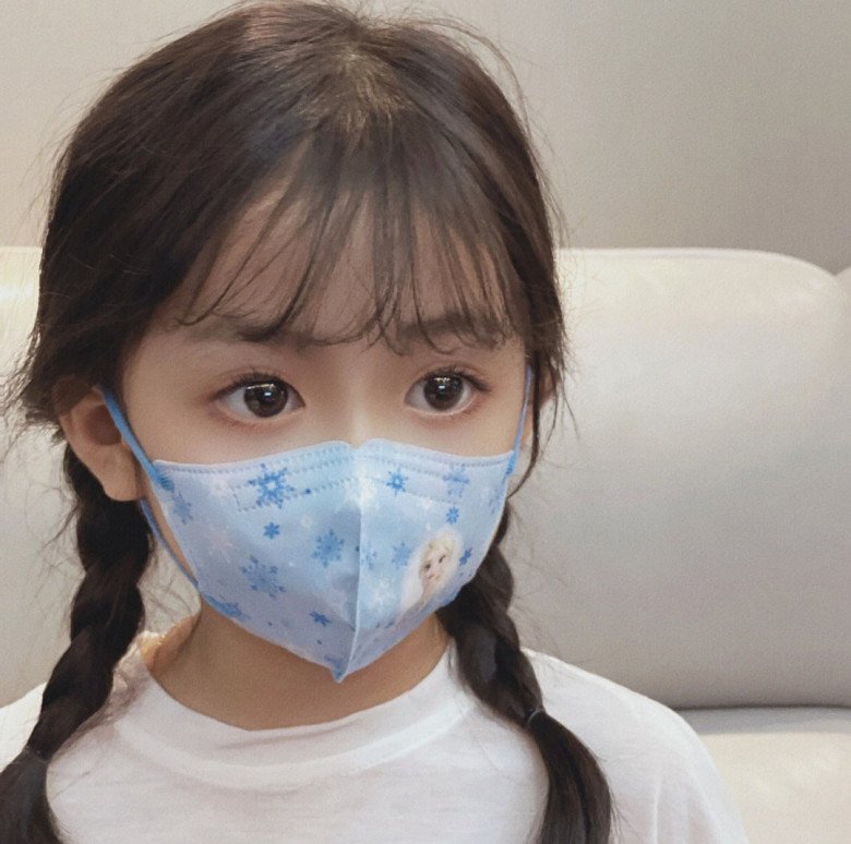 Bé gái có đôi mắt xinh hút hồn như thiên thần, cởi khẩu trang tất cả đều vỡ òa - 1