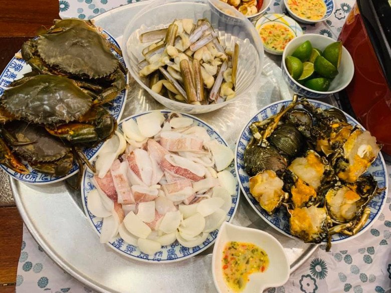 Vợ NSND Tự Long khoe ảnh chồng với mâm nhậu đêm World Cup, bị hỏi: &#34;Người nổi tiếng vẫn ăn tiết canh à?&#34; - 13