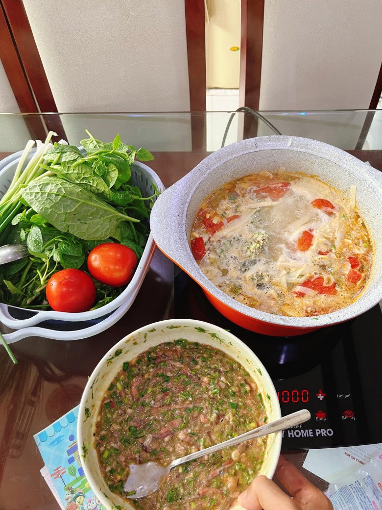 Mạc Văn Khoa nấu đặc sản dân dã quê mình gọi vợ dậy ăn, nhiều dân mạng kêu: &#34;Nhìn sợ quá&#34; - 4