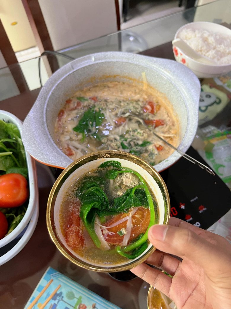 Mạc Văn Khoa nấu đặc sản dân dã quê mình gọi vợ dậy ăn, nhiều dân mạng kêu: &#34;Nhìn sợ quá&#34; - 8