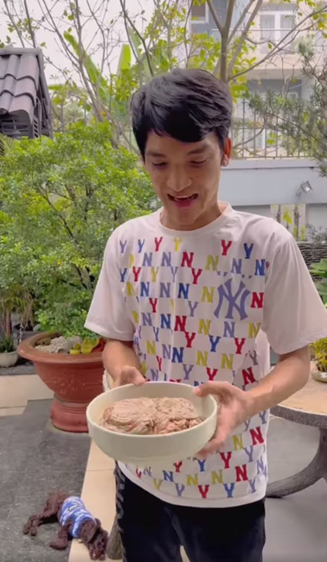 Mạc Văn Khoa nấu đặc sản dân dã quê mình gọi vợ dậy ăn, nhiều dân mạng kêu: &#34;Nhìn sợ quá&#34; - 1
