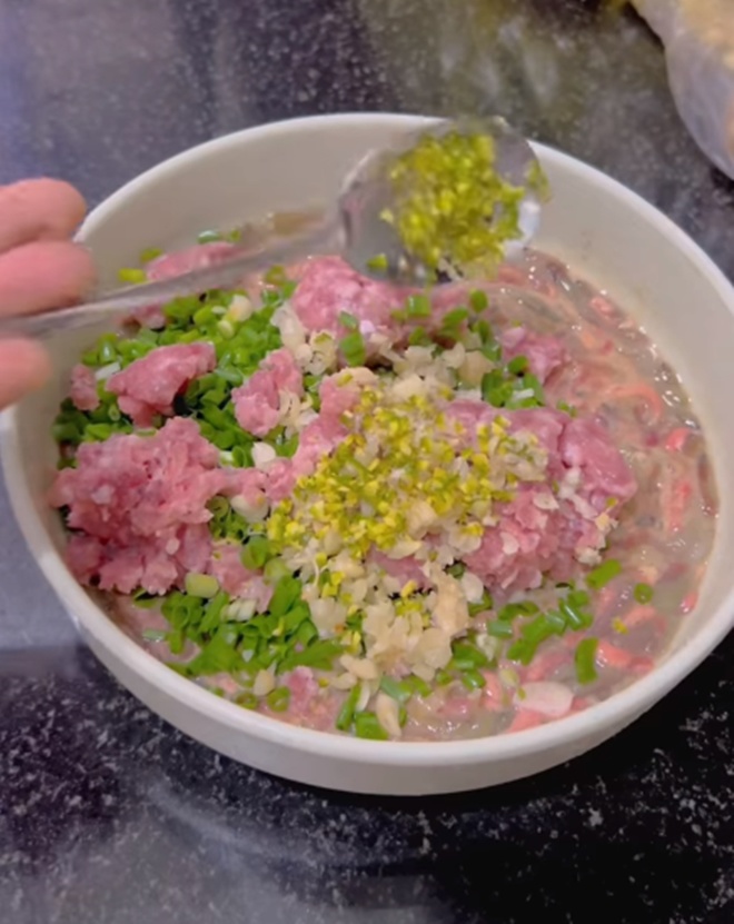 Mạc Văn Khoa nấu đặc sản dân dã quê mình gọi vợ dậy ăn, nhiều dân mạng kêu: &#34;Nhìn sợ quá&#34; - 3