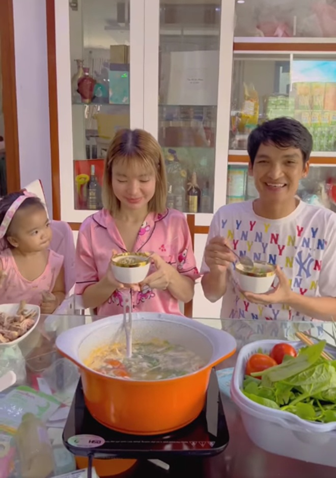 Mạc Văn Khoa nấu đặc sản dân dã quê mình gọi vợ dậy ăn, nhiều dân mạng kêu: &#34;Nhìn sợ quá&#34; - 7