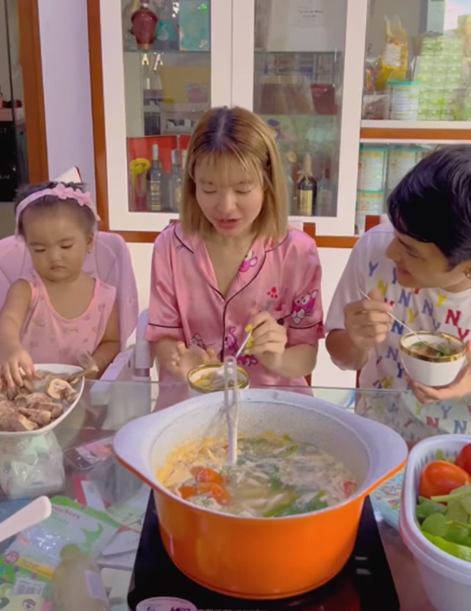 Mạc Văn Khoa nấu đặc sản dân dã quê mình gọi vợ dậy ăn, nhiều dân mạng kêu: &#34;Nhìn sợ quá&#34; - 9