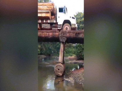 Giao thông - Clip: Nín thở xe tải chở gỗ đi qua cầu gỗ và cái kết đắng