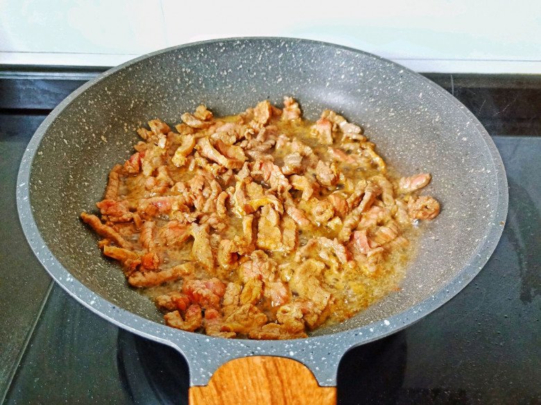 Bò xào cà rốt lại cho thêm thứ rau phơi khô này thơm nức mũi, 10 người ăn 11 người nói &#34;quá mê&#34; - 3