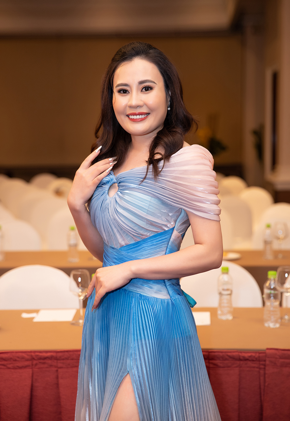 Diễn viên Kim Oanh “Về nhà đi con” được săn đón sau khi đăng quang Hoa hậu - 1