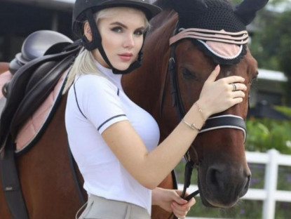 Giải trí - Nhiều cô gái diện quần ôm đi cưỡi ngựa: Đẹp nhưng có phù hợp?