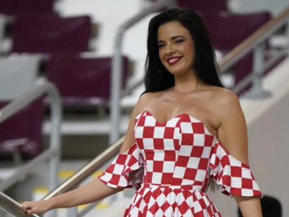 Thế giới - Nữ cổ động viên &quot;nóng bỏng nhất World Cup&quot; tái xuất trong trận thứ hai của ĐT Croatia