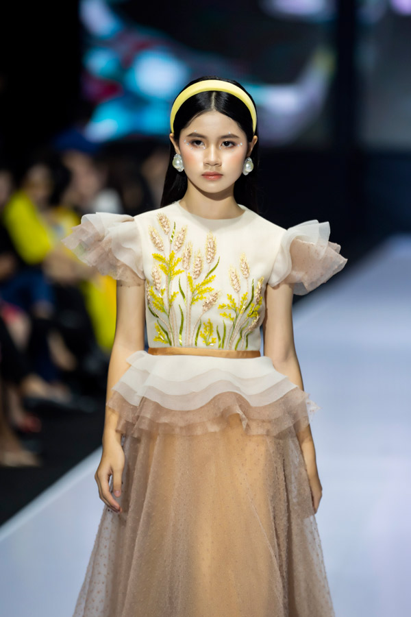 Người mẫu nhí xứ Nghệ khoe vẻ đẹp nàng thơ với thiết kế &#34;lúa&#34; - 2