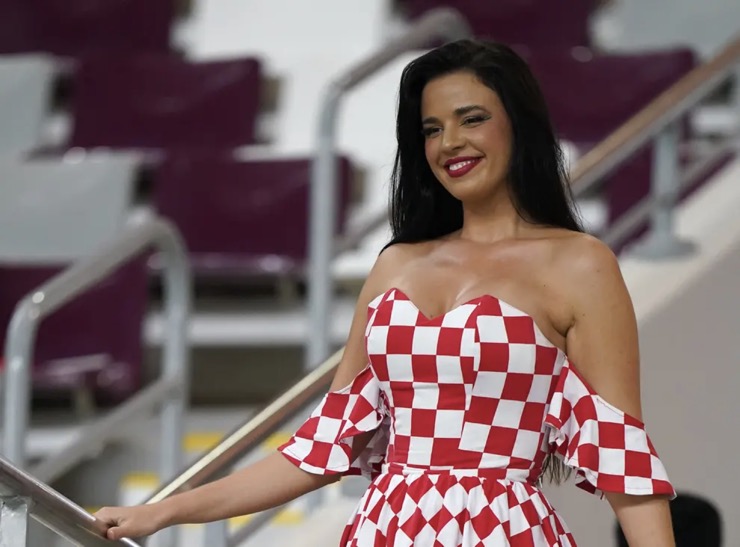 Nữ cổ động viên &#34;nóng bỏng nhất World Cup&#34; tái xuất trong trận thứ hai của ĐT Croatia - 1