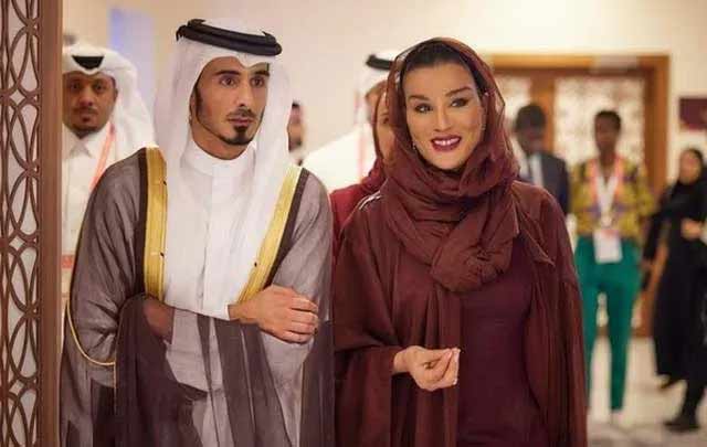 Cựu hoàng hậu Qatar cứ xuất hiện là lại khiến &#34;thiên hạ trầm trồ&#34; vì vừa trẻ vừa sành điệu - 1