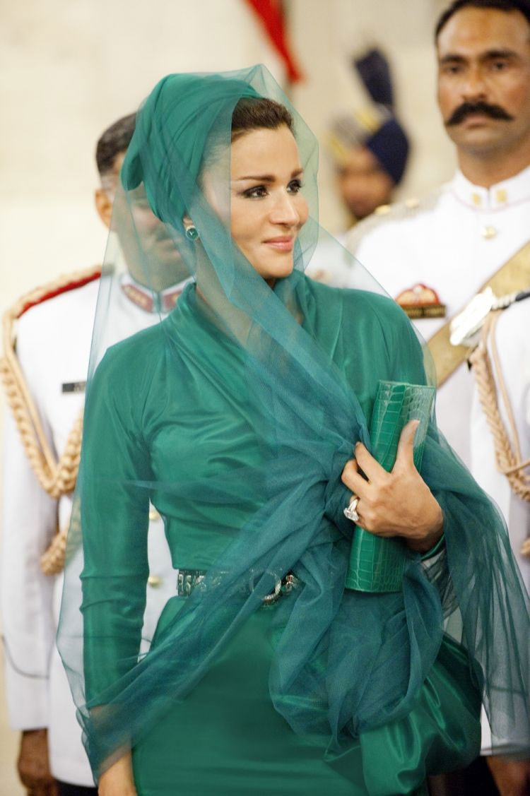 Cựu hoàng hậu Qatar cứ xuất hiện là lại khiến &#34;thiên hạ trầm trồ&#34; vì vừa trẻ vừa sành điệu - 2