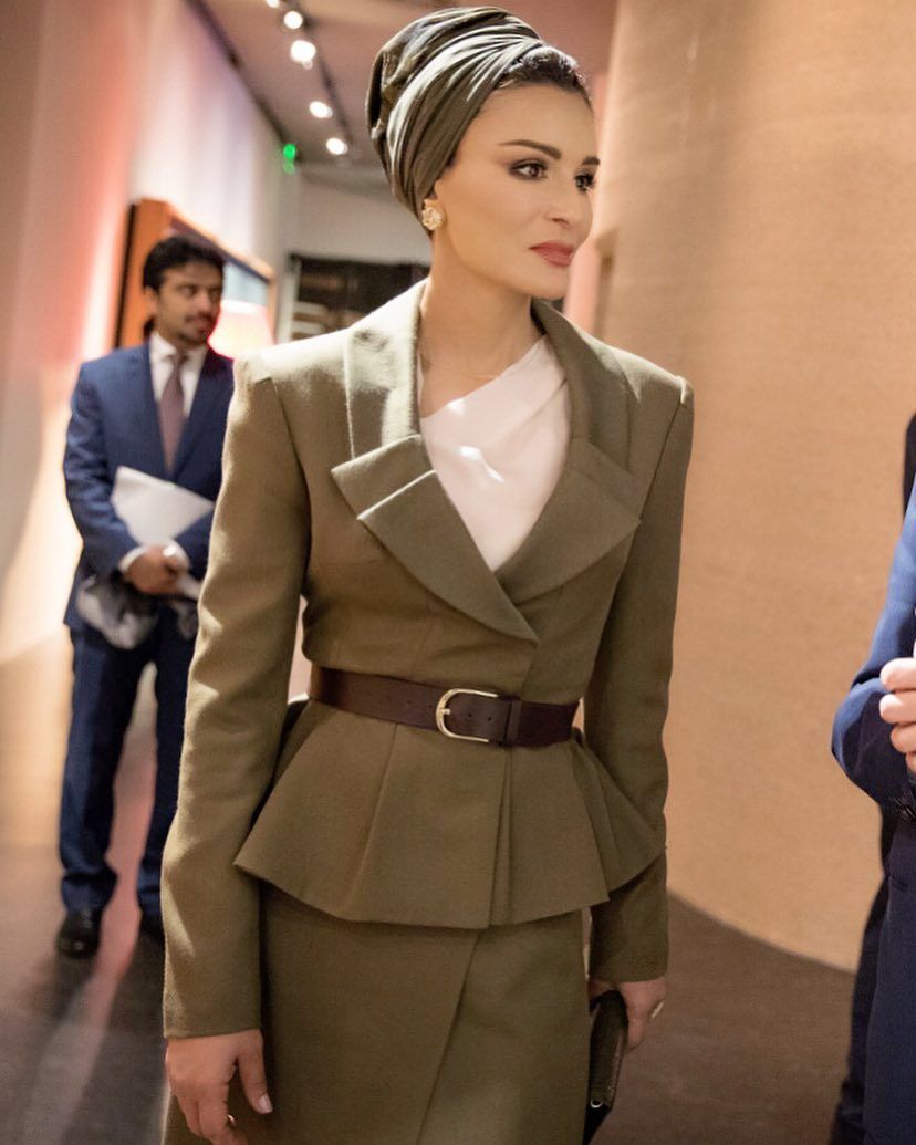 Cựu hoàng hậu Qatar cứ xuất hiện là lại khiến &#34;thiên hạ trầm trồ&#34; vì vừa trẻ vừa sành điệu - 4