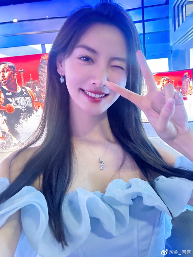 Nữ MC dẫn sóng World Cup gây nghẽn mạng vì quá xinh đẹp - 5