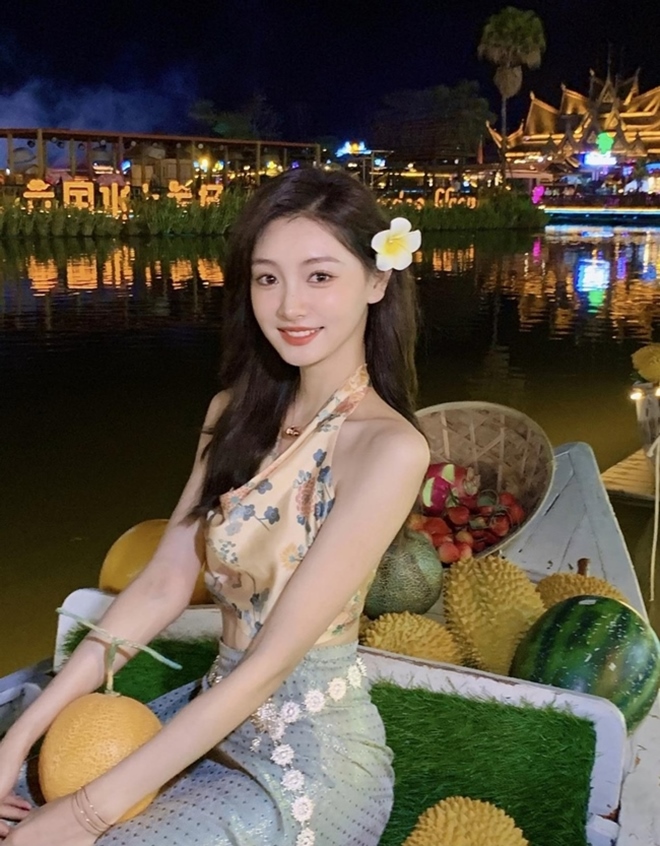 Nữ MC dẫn sóng World Cup gây nghẽn mạng vì quá xinh đẹp - 13