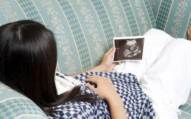 Mang bầu mẹ chồng cho 5 triệu/ tháng tiêu vặt, về giỗ bố đẻ tôi ngỡ ngàng khi biết sự thật  - 1