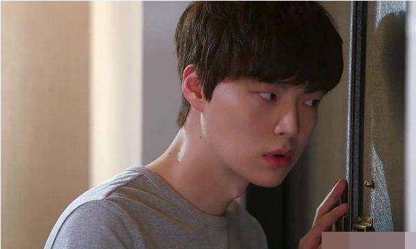 Mới cưới nhớ vợ nên cố tình về nhà ăn trưa, mở cửa tôi sững người trước cảnh tượng bên trong - 1