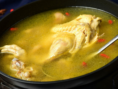 Ẩm thực - 3 mẹo nấu nước dùng gà vàng óng, thơm lừng