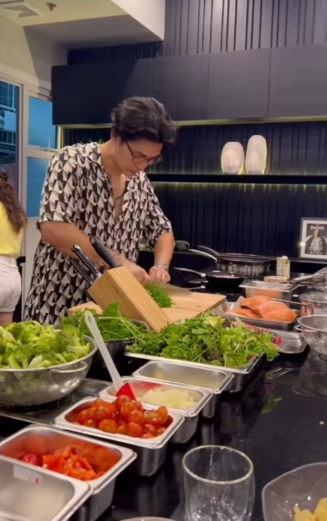 Chồng Ngô Thanh Vân nấu ăn mừng tin vui của bà xã, vẻ mặt mẹ vợ gây chú ý - 1