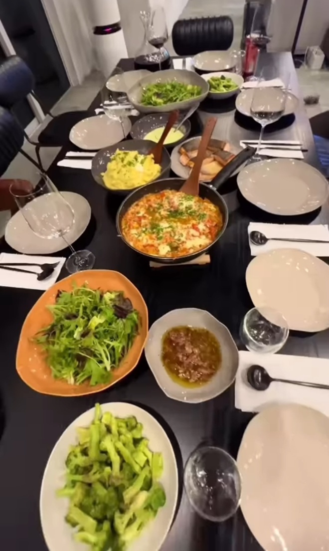 Chồng Ngô Thanh Vân nấu ăn mừng tin vui của bà xã, vẻ mặt mẹ vợ gây chú ý - 10