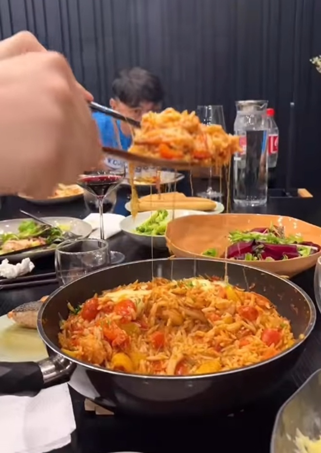 Chồng Ngô Thanh Vân nấu ăn mừng tin vui của bà xã, vẻ mặt mẹ vợ gây chú ý - 11