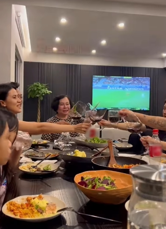 Chồng Ngô Thanh Vân nấu ăn mừng tin vui của bà xã, vẻ mặt mẹ vợ gây chú ý - 9