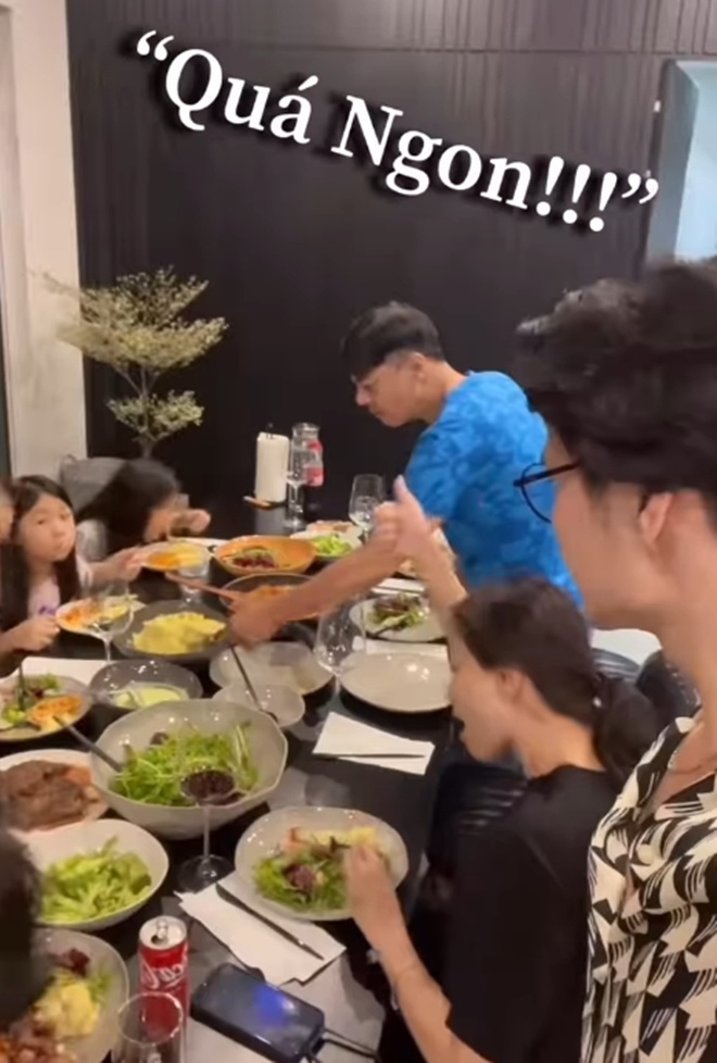 Chồng Ngô Thanh Vân nấu ăn mừng tin vui của bà xã, vẻ mặt mẹ vợ gây chú ý - 13
