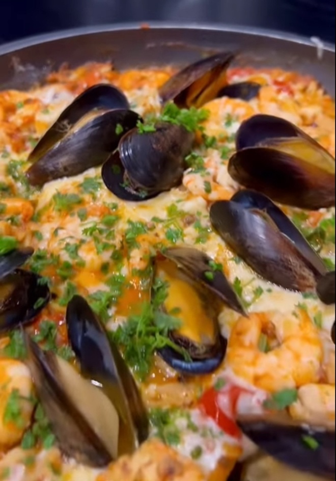 Chồng Ngô Thanh Vân nấu ăn mừng tin vui của bà xã, vẻ mặt mẹ vợ gây chú ý - 15