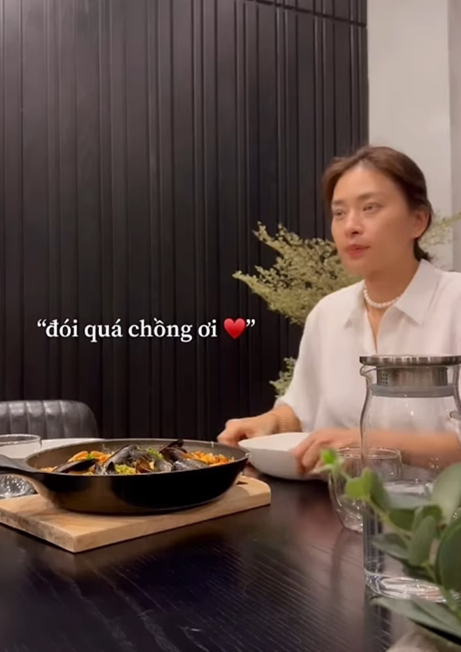 Chồng Ngô Thanh Vân nấu ăn mừng tin vui của bà xã, vẻ mặt mẹ vợ gây chú ý - 16