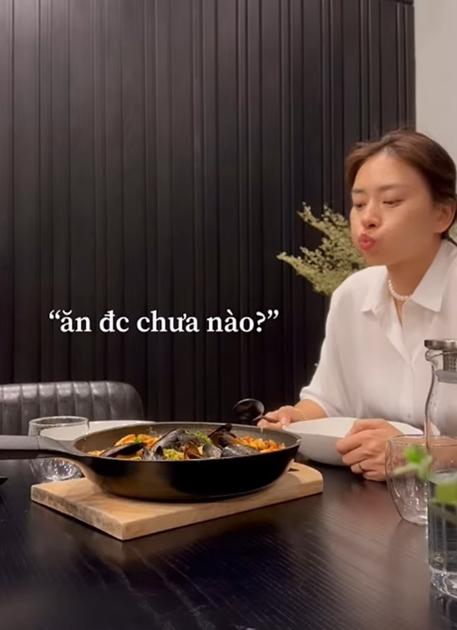 Chồng Ngô Thanh Vân nấu ăn mừng tin vui của bà xã, vẻ mặt mẹ vợ gây chú ý - 17