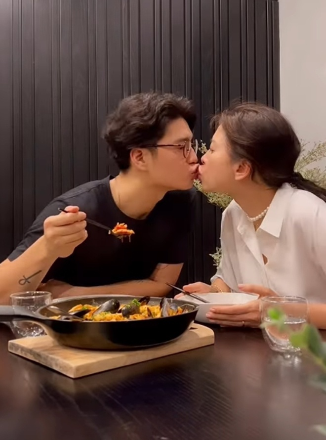 Chồng Ngô Thanh Vân nấu ăn mừng tin vui của bà xã, vẻ mặt mẹ vợ gây chú ý - 18