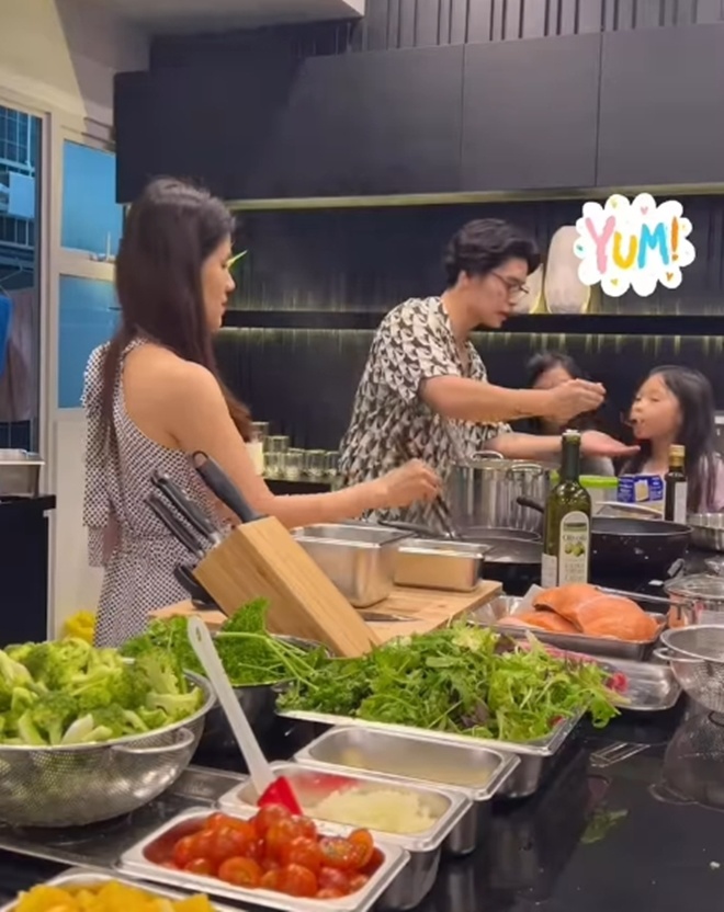 Chồng Ngô Thanh Vân nấu ăn mừng tin vui của bà xã, vẻ mặt mẹ vợ gây chú ý - 7