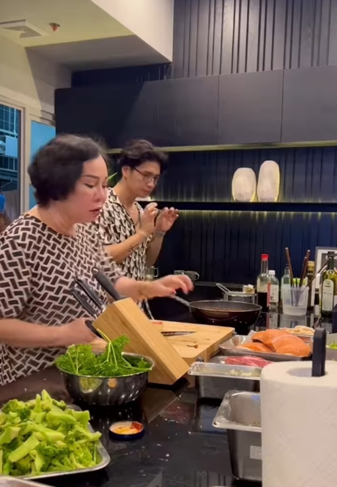 Chồng Ngô Thanh Vân nấu ăn mừng tin vui của bà xã, vẻ mặt mẹ vợ gây chú ý - 8