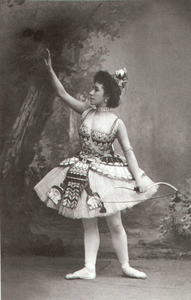 Người mẫu MXH thu hút khi diện trang phục múa ballet - 7